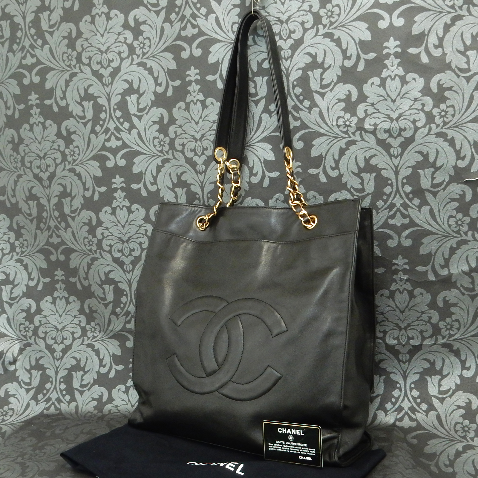 black chain shoulder bag