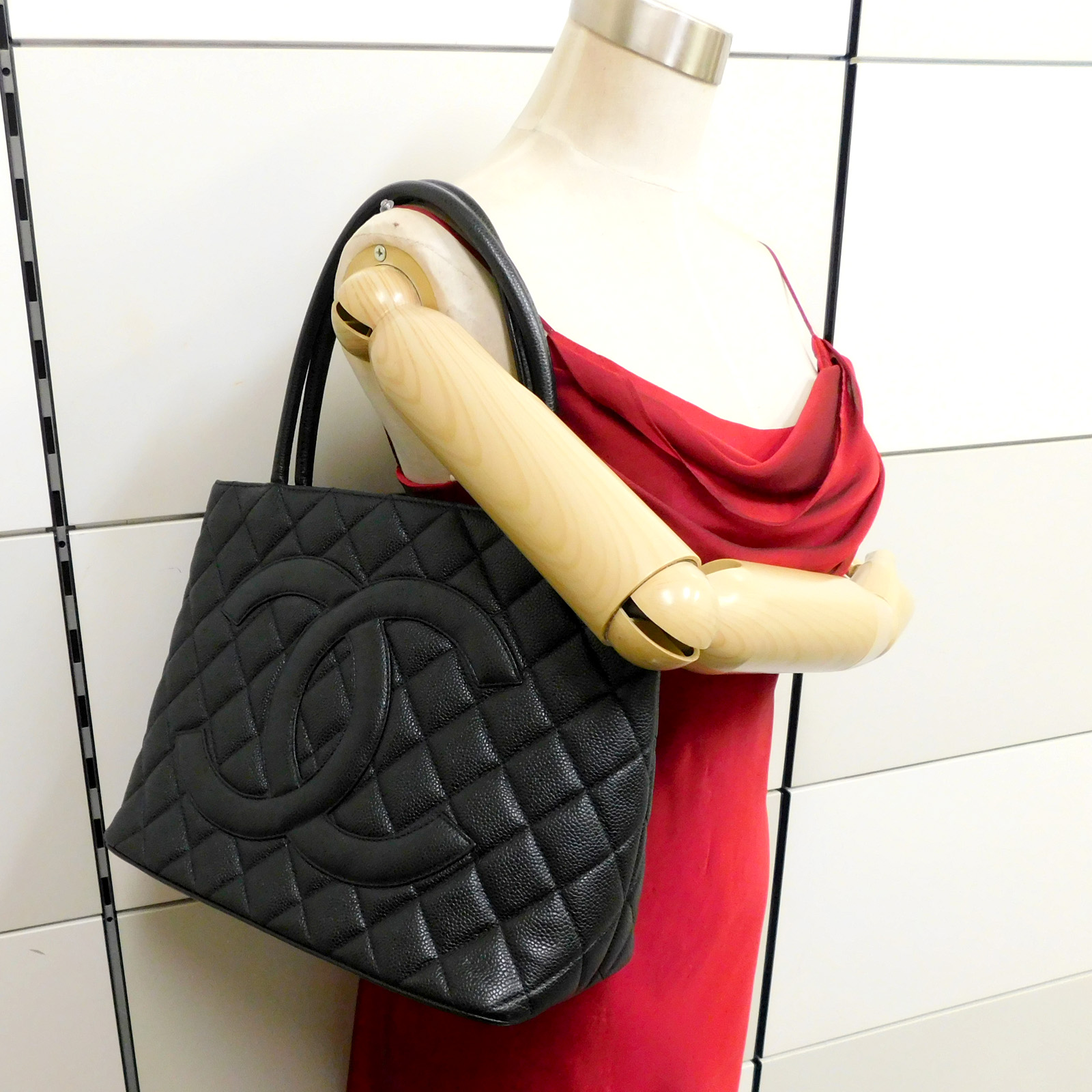 【CHANEL】black caviar medallion shoulder bag★トートバッグ CHANEL MEDALLION Caviar Skin Leather Black Tote Bag #2646
